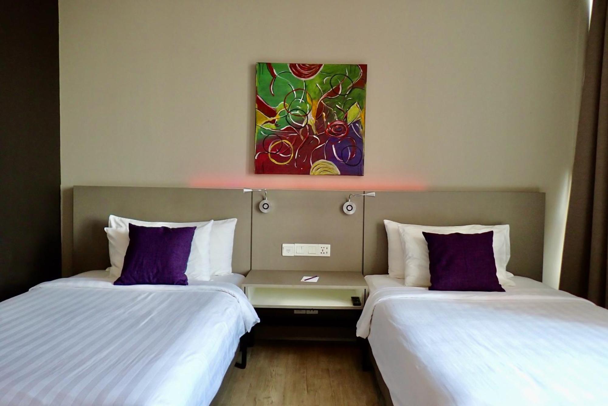 Qliq Damansara Hotel Petaling Jaya Exterior photo